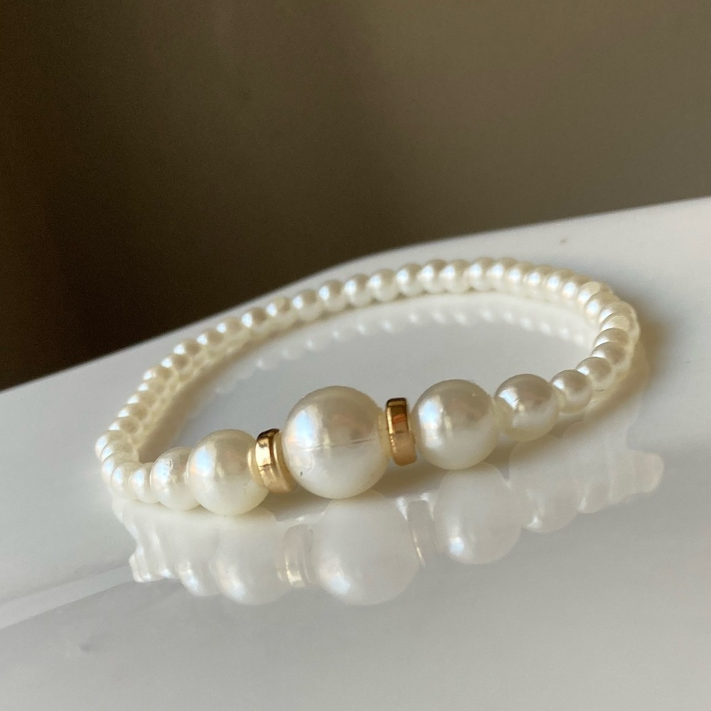 Luxurious Pearl Bracelet Delicate Design with Gold Accents - Picture 5 of 7